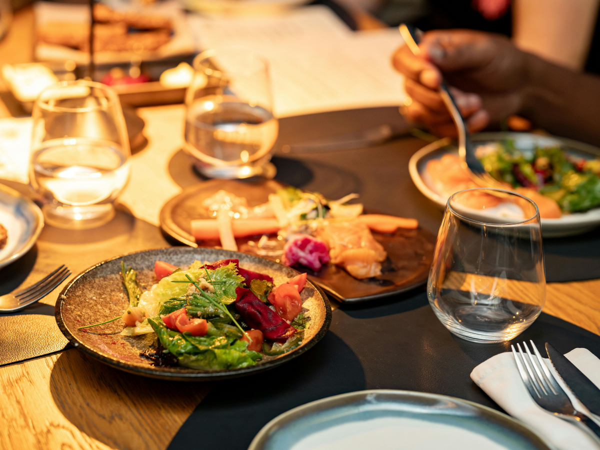 Vorspeisenteller in warmer Abendbeleuchtung – Event- und Küchenvermietung bei La Cookerie in Ingolstadt